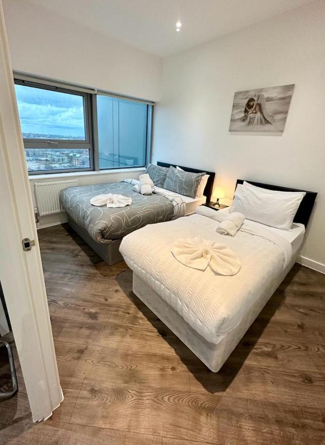 Alarabi Apartments-Two Bedrooms Apartment クロイドン エクステリア 写真
